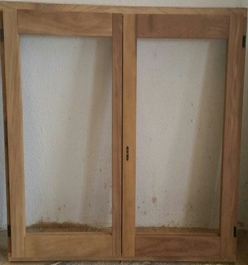 Ventana europea de iroko sin contravena