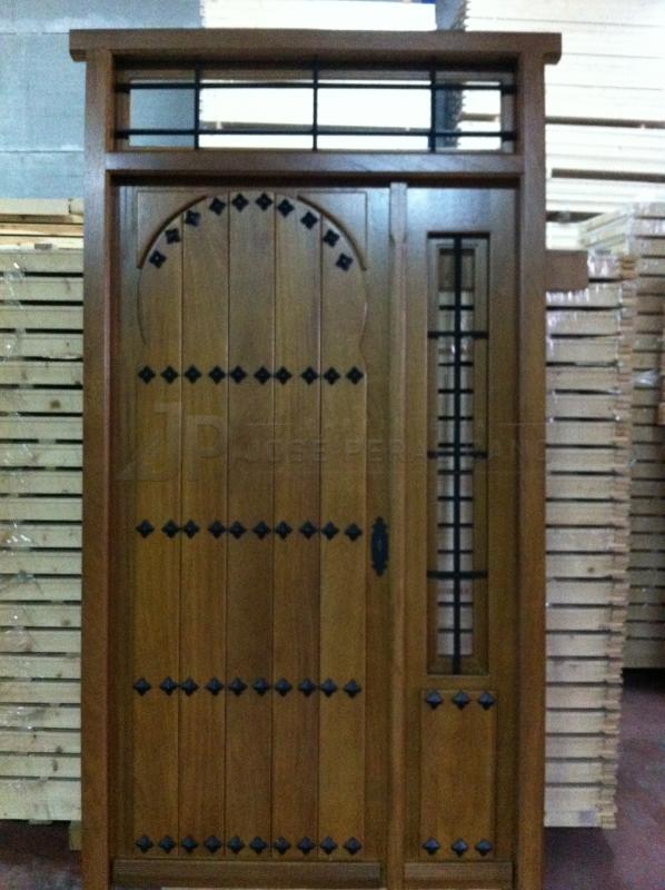 puerta clavos estilo arabe