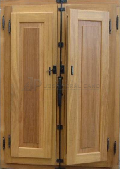Ventana de iroko con contraventana lisa