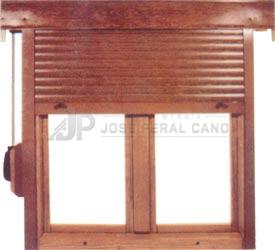 ventana de madera con persiana