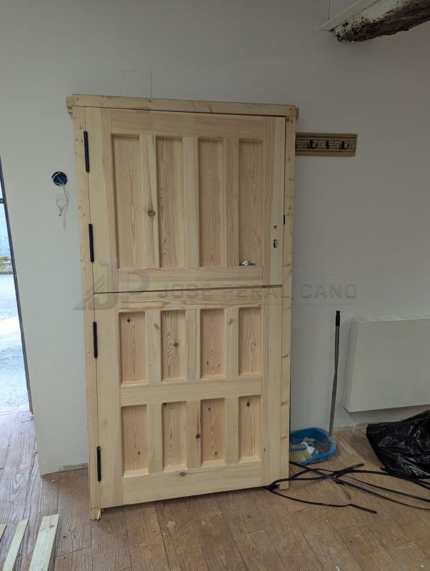 Entrega de puerta rústica de clavos de madera a medida en la Sierra de Madrid Entrega de puerta rústica de clavos de madera a medida en la Sierra de Madrid