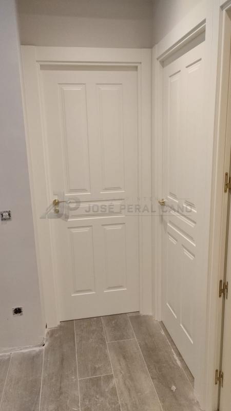Trabajo realizado en Madrid: instalación de puertas de madera lacadas en blanco modelo 5 paños Trabajo realizado en Madrid: instalación de puertas de madera lacadas en blanco modelo 5 paños