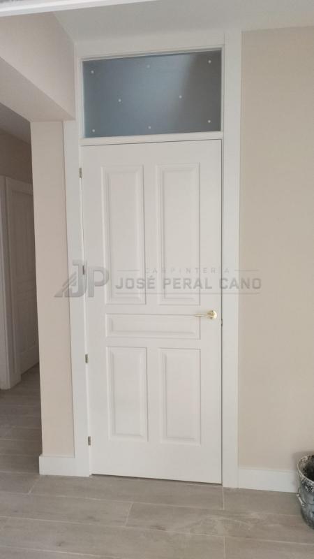 Trabajo realizado en Madrid: instalación de puertas de madera lacadas en blanco modelo 5 paños Trabajo realizado en Madrid: instalación de puertas de madera lacadas en blanco modelo 5 paños