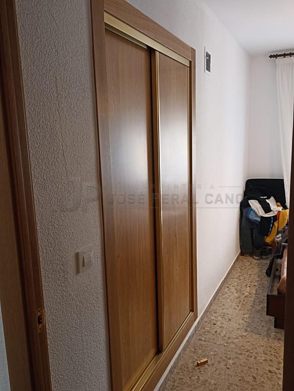 FRENTES DE ARMARIOS CORREDEROS CON TABLEROS DE ROBLE FRENTES DE ARMARIOS CORREDEROS CON TABLEROS DE ROBLE