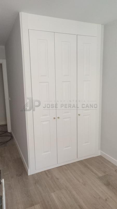 Frentes de Armario Lacados en Blanco con Entrepaños a Medida Instalados en Toledo