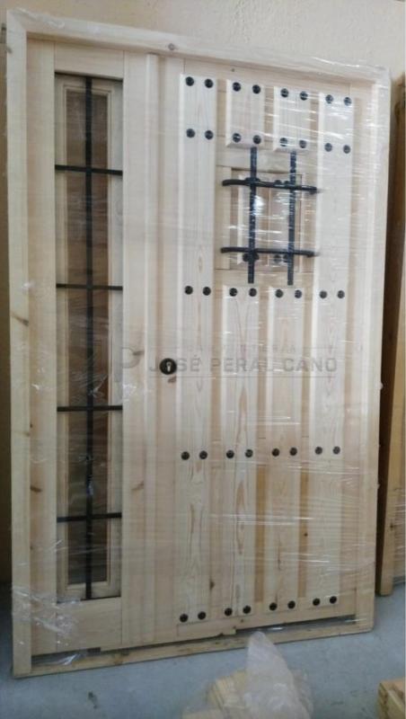 Puerta Rústica de Clavos con Reja y Fijo Abatible en Motilla del Palancar | Carpintería a Medida Puerta Rústica de Clavos con Reja y Fijo Abatible en Motilla del Palancar | Carpintería a Medida