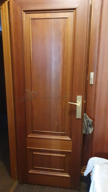 Trabajo realizado en Madrid: instalación de puertas de entrada de madera a medida