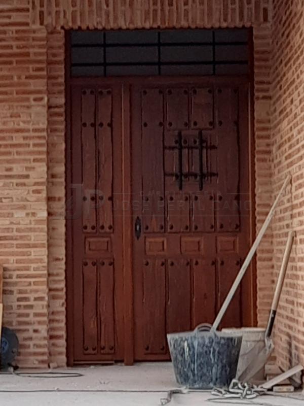 INSTALACION DE PUERTA ENTRADA CLAVOS REJA CON ENTREPAÑOS EN MADERA DE PINO INSTALACION DE PUERTA ENTRADA CLAVOS REJA CON ENTREPAÑOS EN MADERA DE PINO