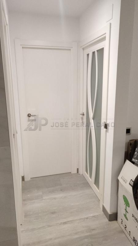 Trabajo realizado en Albacete: instalación de puertas de madera lacadas en blanco con diseño exclusivo Trabajo realizado en Albacete: instalación de puertas de madera lacadas en blanco con diseño exclusivo