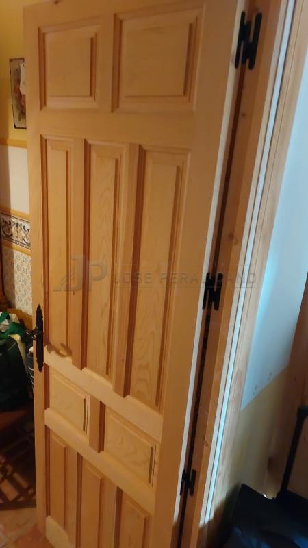 **Puerta interior tipo postigo en madera de pino en Teruel | Trabajo realizado**