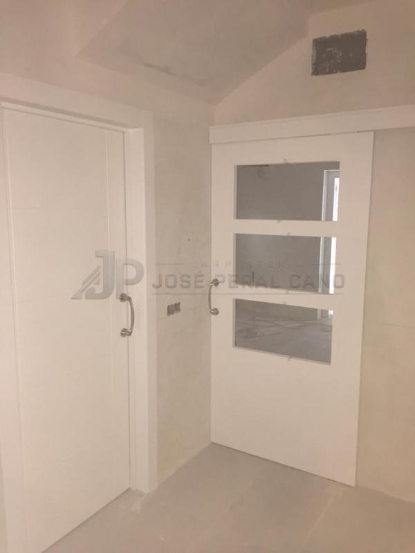 PUERTA CORREDERA LACADA EN BLANCO PUERTA CORREDERA LACADA EN BLANCO