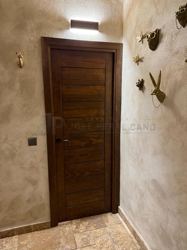Puerta de Estilo Moderno en Madera de Iroko Instalada en Guadalajara | Carpintería a Medida Puerta de Estilo Moderno en Madera de Iroko Instalada en Guadalajara | Carpintería a Medida