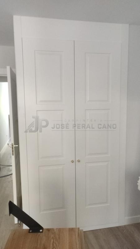 Frentes de Armario Lacados en Blanco con Entrepaños a Medida Instalados en Toledo