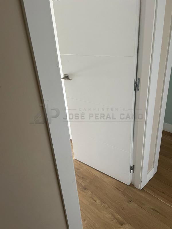 Trabajo realizado en Madrid: instalación de puertas de madera lacadas en blanco | Carpintería a medida