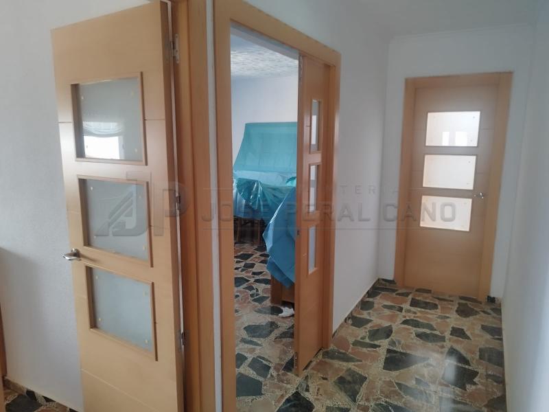 Instalación de puertas de haya con 4 fresados horizontales a medida en Buenache de Alarcón Instalación de puertas de haya con 4 fresados horizontales a medida en Buenache de Alarcón