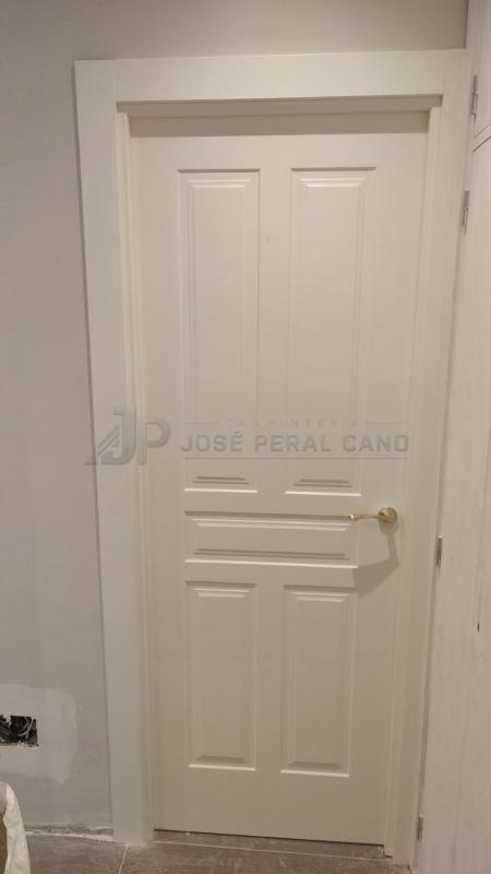Trabajo realizado en Madrid: instalación de puertas de madera lacadas en blanco modelo 5 paños Trabajo realizado en Madrid: instalación de puertas de madera lacadas en blanco modelo 5 paños