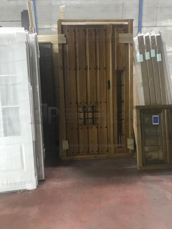 PUERTA CLAVOS REJA CON TABLAS POR LAS DOS CARAS, EN MADERA DE PINO Y BARNIZADA AL AGUA PARA EXTERIORES