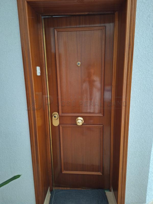 Instalación de Puerta Blindada de Madera en Albacete | Trabajo Realizado