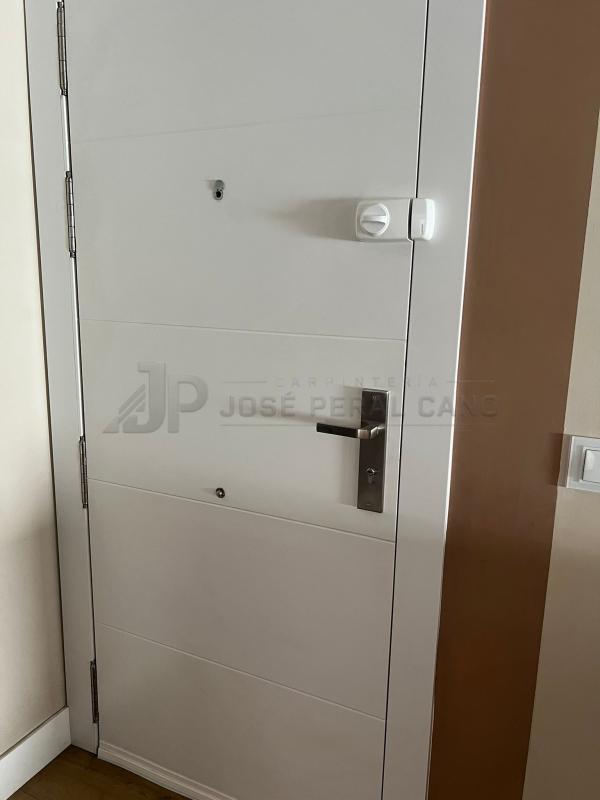 Trabajo realizado en Madrid: instalación de puertas de madera lacadas en blanco | Carpintería a medida