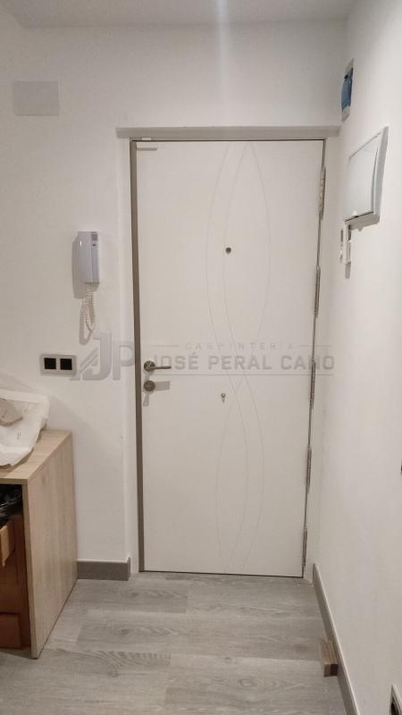 Trabajo realizado en Albacete: instalación de puertas de madera lacadas en blanco con diseño exclusivo Trabajo realizado en Albacete: instalación de puertas de madera lacadas en blanco con diseño exclusivo
