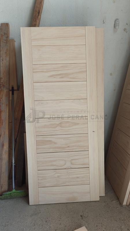 Puerta Moderna de Pino Macizo en Guadarrama | Carpintería a Medida