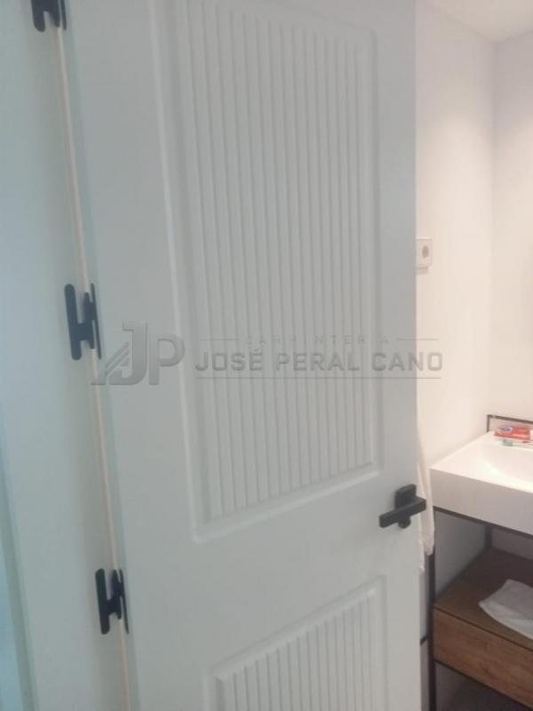 Antes y Después de una Puerta de Madera en Cuenca | Trabajo Realizado