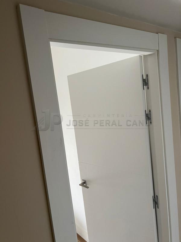 Trabajo realizado en Madrid: instalación de puertas de madera lacadas en blanco | Carpintería a medida