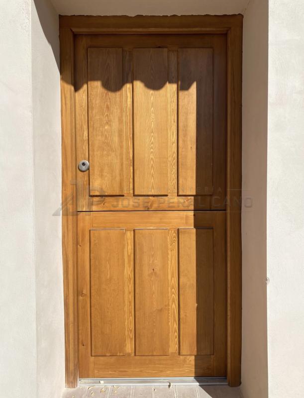 Puerta Rústica Partida Instalada en Albacete | Fabricación e Instalación a Medida Puerta Rústica Partida Instalada en Albacete | Fabricación e Instalación a Medida