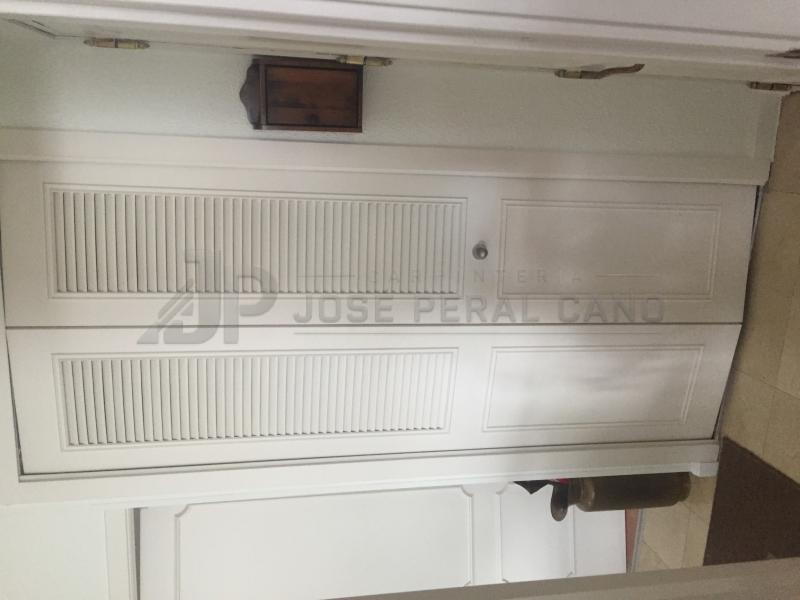 PUERTA MALLORQUINA EN MADERA DE PINO LACADO EN BLANCO
