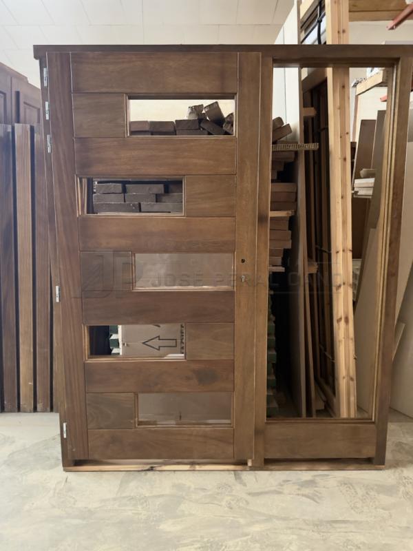 Puerta de Entrada Moderna en Madera de Iroko a Medida | Carpintería de Madera