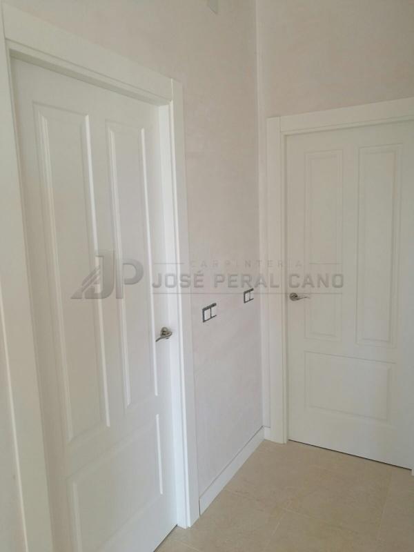 PUERTAS ENTREPAÑADAS LACADAS EN BLANCO PUERTAS ENTREPAÑADAS LACADAS EN BLANCO