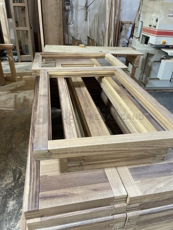 Proceso de fabricación de ventanas y balcones europeos en madera maciza de Iroko Proceso de fabricación de ventanas y balcones europeos en madera maciza de Iroko