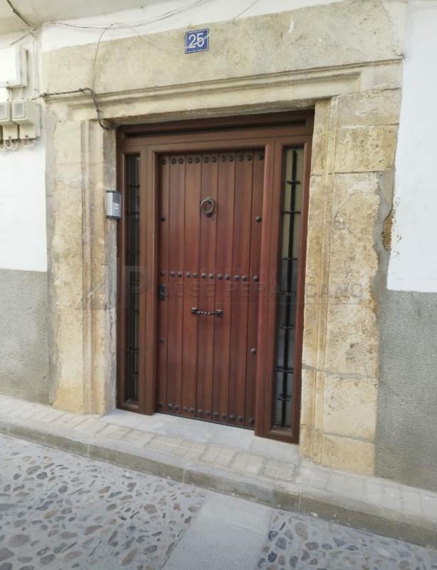 Puerta Rústica de Madera Instalada en la Sierra de Albacete | Trabajo Realizado Puerta Rústica de Madera Instalada en la Sierra de Albacete | Trabajo Realizado