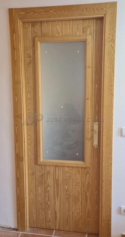 Instalación de puertas modelo Tarima en pino en La Roda | Trabajo realizado