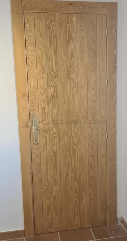Instalación de puertas modelo Tarima en pino en La Roda | Trabajo realizado