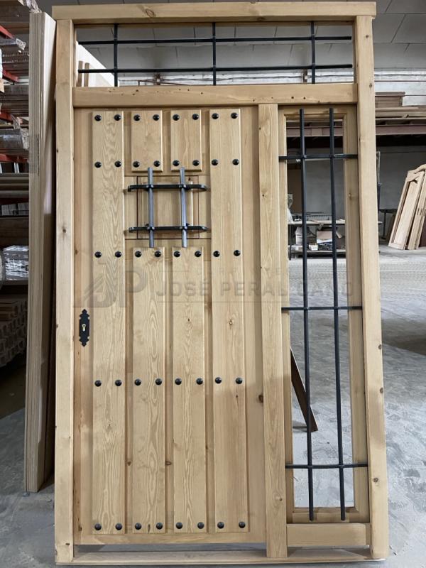 Puerta de Entrada Rústica de Madera de Pino a Medida en Albacete | Sierra de Albacete Puerta de Entrada Rústica de Madera de Pino a Medida en Albacete | Sierra de Albacete