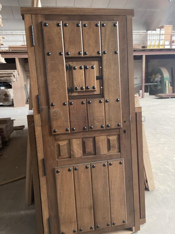Puerta Rústica de Clavos en Madera a Medida Instalada en Toledo