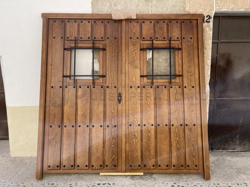 Portón rústico de madera con clavos en Alarcón | Trabajo realizado Portón rústico de madera con clavos en Alarcón | Trabajo realizado