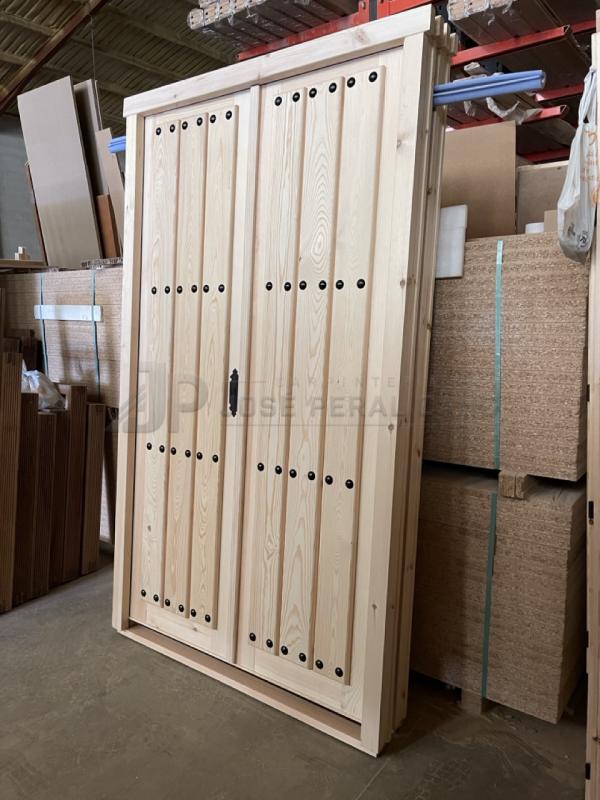 Puerta de madera de dos hojas modelo Clavos | Trabajo realizado Puerta de madera de dos hojas modelo Clavos | Trabajo realizado