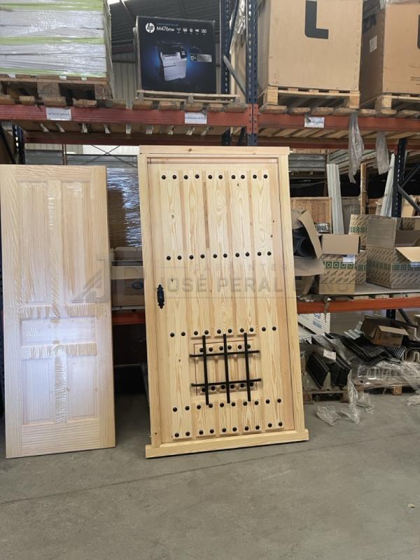 Puerta Rústica de Clavos con Reja de Madera a Medida para León | Carpintería Artesanal Puerta Rústica de Clavos con Reja de Madera a Medida para León | Carpintería Artesanal