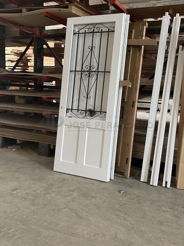 Puertas de Entrada Blancas en Pino Macizo Listas para Enviar a Málaga | Carpintería a Medida