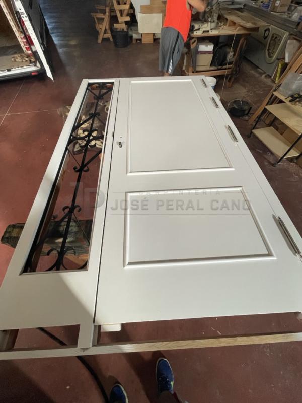 Terminación de Puerta de Entrada en Blanco para la Sierra de Cuenca | Carpintería a Medida Terminación de Puerta de Entrada en Blanco para la Sierra de Cuenca | Carpintería a Medida