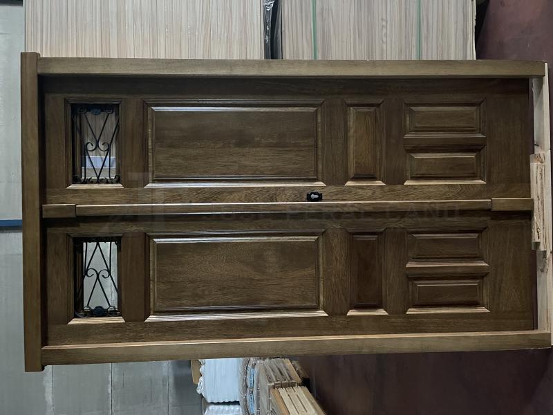 PUERTA ENTRADA CLASICA PUERTA EXTERIOR EN MADERA DE IROKO BARNIZADA: Cuando el cliente nos planteo este modelo de puerta, sobre papel no sabíamos que tal quedaría visualmente, pero una vez terminada nos dimos cuenta, que tiene mucha personalida y elegancia