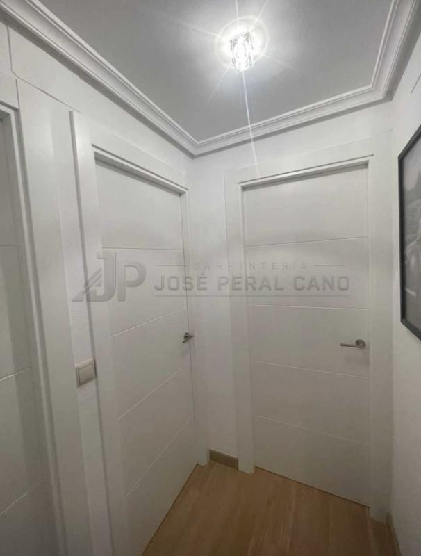 Instalación de Puertas Blancas a Medida en Madrid | Carpintería de Madera