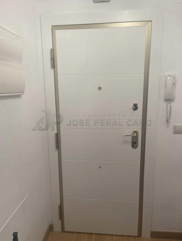 Instalación de Puertas Blancas a Medida en Madrid | Carpintería de Madera