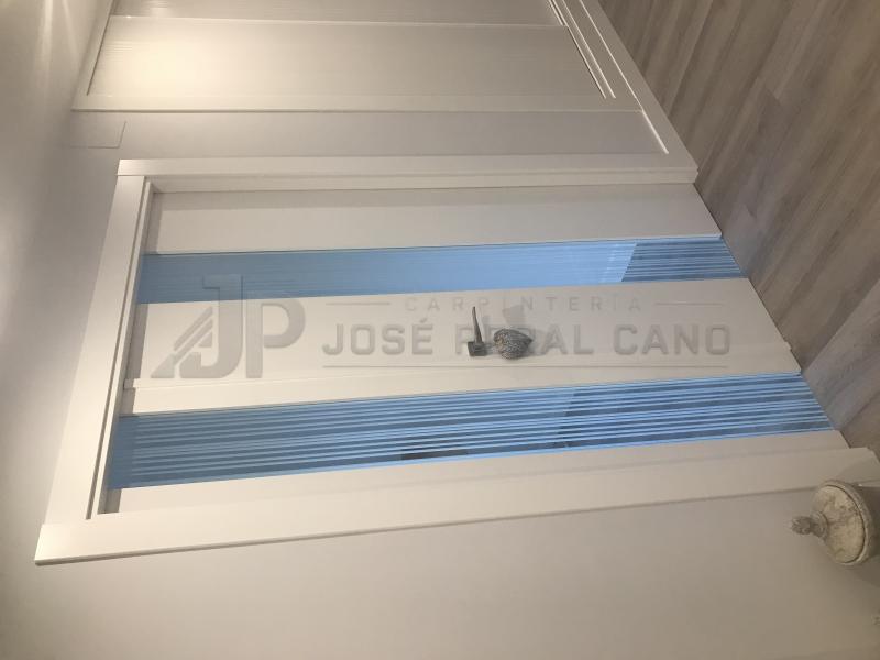 PUERTA INTERIOR LACADA EN BLANCO CON CRISTAL FRESADO Y TEMPLADO PUERTA INTERIOR LACADA EN BLANCO CON CRISTAL FRESADO Y TEMPLADO