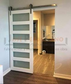 puerta corredera blanca con cristales