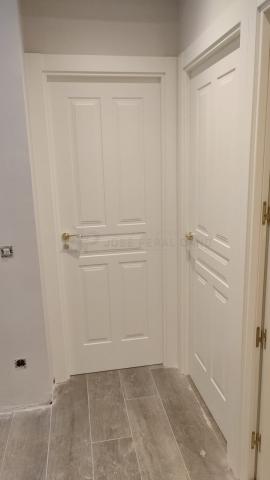 Trabajo realizado en Madrid: instalación de puertas de madera lacadas en blanco modelo 5 paños