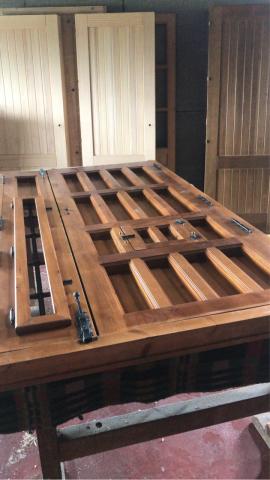 PUERTA ENTRADA CLAVOS 2 HOJAS EN MADERA DE PINO BARNIZADA 