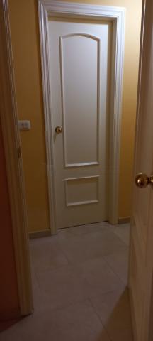 Instalación de puerta clásica blanca en Cuenca | Trabajo realizado